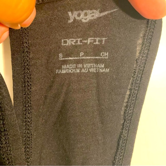 Nike Yoga Black Open Back Sleeveless Shirt in Size Small - Picture 6 of 8
